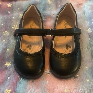 Size 7 Toddler girl back dress shoes by Olive & Edie